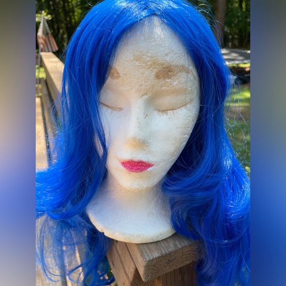 Bright Blue Wig: Perfect for Halloween or A Dress Up Party 🎈🎶🥳🎃💀 - Picture 5 of 8